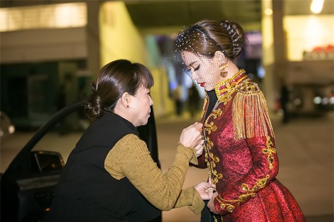 Hoang Thuy Linh coi phang ao choang giua troi lanh Ha Noi hinh anh 2