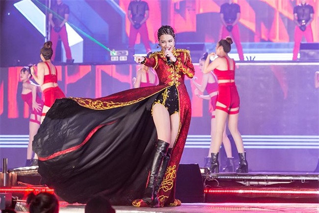 Hoang Thuy Linh coi phang ao choang giua troi lanh Ha Noi hinh anh 5
