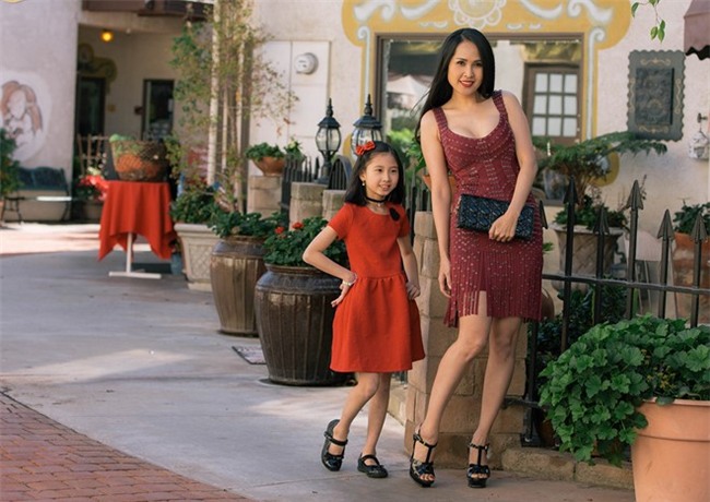 'Gai nhay' Minh Thu mac sexy dao pho cung con gai o My hinh anh 1