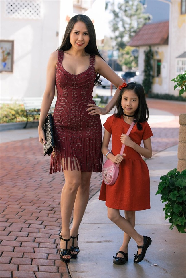 'Gai nhay' Minh Thu mac sexy dao pho cung con gai o My hinh anh 2