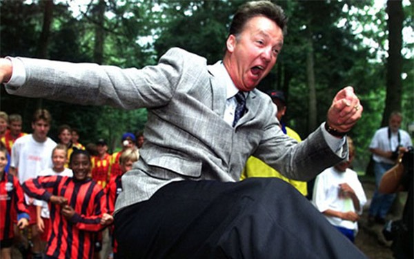 Van Gaal khiến các em nhỏ phấn khích trong chuyến làm từ thiện