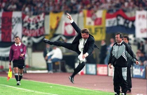 Ở trận chung kết Champions League vào năm 1995, Van Gaal thậm chí còn thực hiện cú đá karate vào không trung vì quá bức xúc.