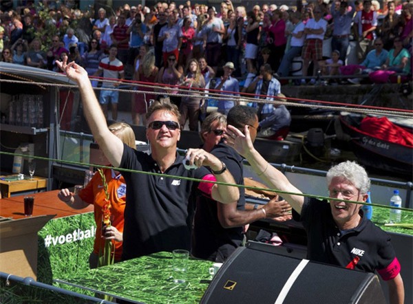 Năm 2013, Van Gaal nhảy nhót trên thuyền tại quê nhà Hà Lan