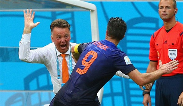 Van Gaal ăn mừng bàn thắng với Van Persie sau khi anh dứt điểm tung lưới Tây Ban Nha tại VCK World Cup 2014