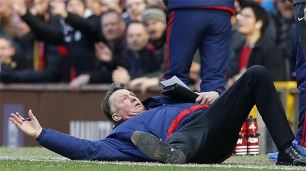Ở trận Manchester United đánh bại Arsenal 3-2 tại Old Trafford, HLV Louis van Gaal của đội chủ nhà đã có tình huống ăn vạ như trẻ con khi trọng tài thổi phạt tiền vệ Ander Herrera sau pha va chạm với đồng nghiệp Alexis Sanchez