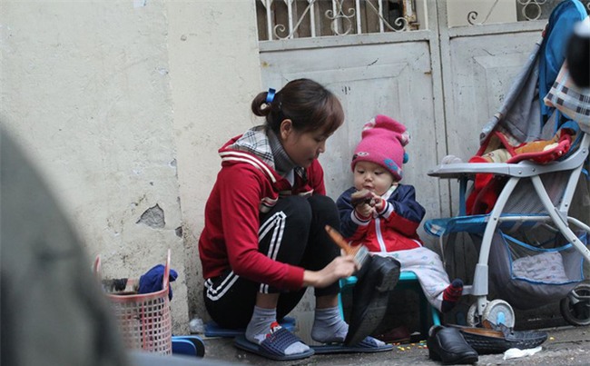 Mẹ cùng con nhỏ đánh giày trên phố Hà Nội khiến bao người xúc động