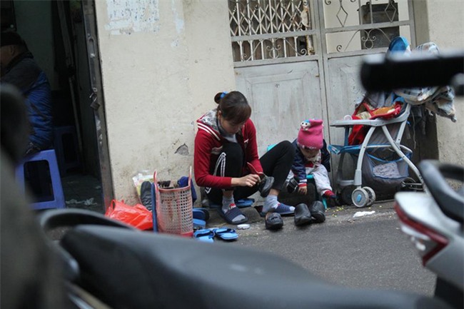 Mẹ cùng con nhỏ đánh giày trên phố Hà Nội khiến bao người xúc động - Ảnh 1.