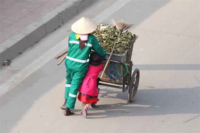 Mẹ cùng con nhỏ đánh giày trên phố Hà Nội khiến bao người xúc động - Ảnh 5.