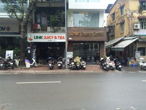 lòi kẻ nhan chúng vu no sung ban nhau truóc quán cà phe ỏ hn hinh anh 1