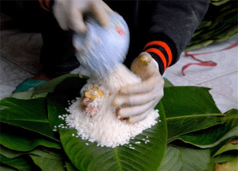 Cách gói bánh chưng vuông bằng tay đảm bảo xanh, đẹp, ngon - 4