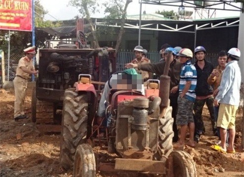 Dang lai may cay, thanh nien dap mat vao vo lang tu vong hinh anh 1