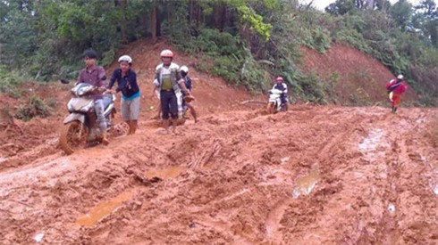 thay giao quang nam lam lem bun dat khi den truong hinh 1