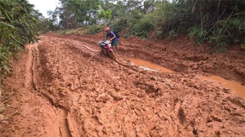 thay giao quang nam lam lem bun dat khi den truong hinh 3