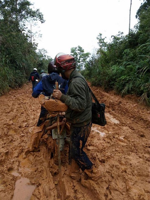 thay giao quang nam lam lem bun dat khi den truong hinh 4