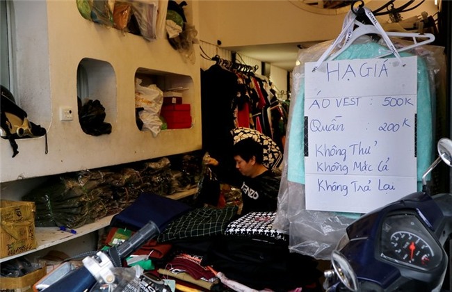 Sát Tết, bán hàng hạ giá 'siêu chảnh' ở phố cổ Hà Nội