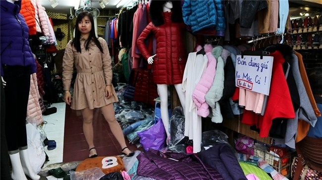 Sát Tết, bán hàng hạ giá 'siêu chảnh' ở phố cổ Hà Nội