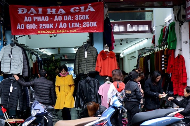 Sát Tết, bán hàng hạ giá 'siêu chảnh' ở phố cổ Hà Nội
