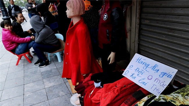 Sát Tết, bán hàng hạ giá 'siêu chảnh' ở phố cổ Hà Nội