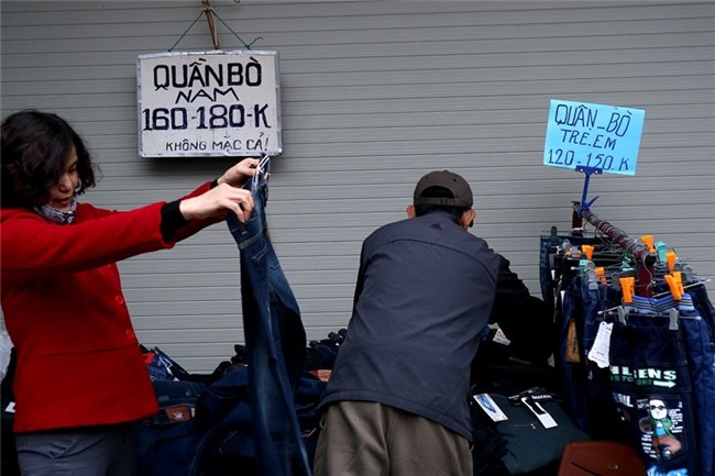 Sát Tết, bán hàng hạ giá 'siêu chảnh' ở phố cổ Hà Nội