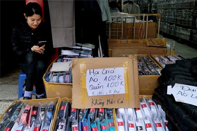 Sát Tết, bán hàng hạ giá 'siêu chảnh' ở phố cổ Hà Nội