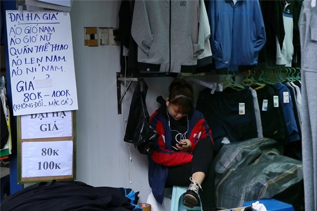 Sát Tết, bán hàng hạ giá 'siêu chảnh' ở phố cổ Hà Nội