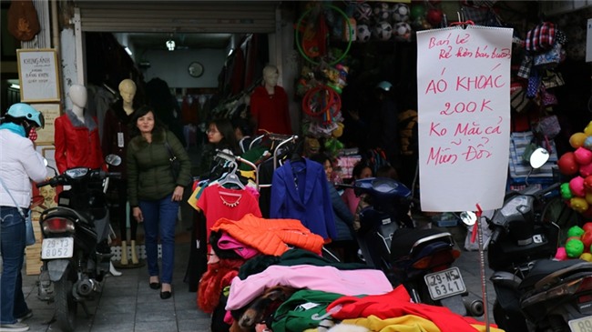 Sát Tết, bán hàng hạ giá 'siêu chảnh' ở phố cổ Hà Nội