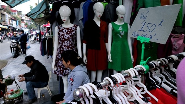 Sát Tết, bán hàng hạ giá 'siêu chảnh' ở phố cổ Hà Nội