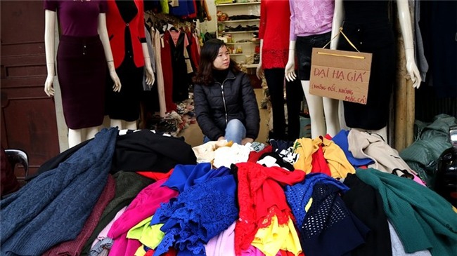 Sát Tết, bán hàng hạ giá 'siêu chảnh' ở phố cổ Hà Nội