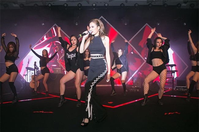 nhung man "bien hinh" sieu sexy cua hoang thuy linh tren san khau hinh anh 10