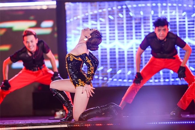 nhung man "bien hinh" sieu sexy cua hoang thuy linh tren san khau hinh anh 2