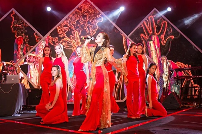 nhung man "bien hinh" sieu sexy cua hoang thuy linh tren san khau hinh anh 7