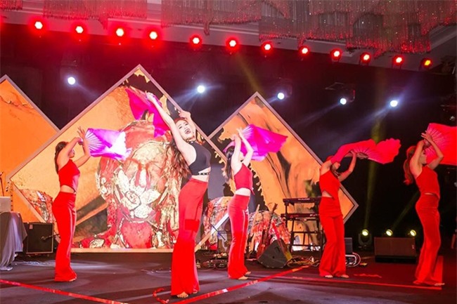 nhung man "bien hinh" sieu sexy cua hoang thuy linh tren san khau hinh anh 8