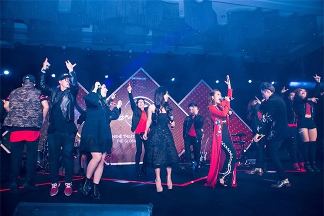 nhung man "bien hinh" sieu sexy cua hoang thuy linh tren san khau hinh anh 9