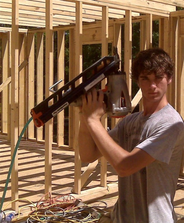 Vì vậy cả gia đình và 4 người con, lớn nhất là 17 tuổi và bé nhất là 2 tuổi, cùng bắt tay xây một ngôi nhà vì họ không đủ tiền để mua một ngôi nhà mới.