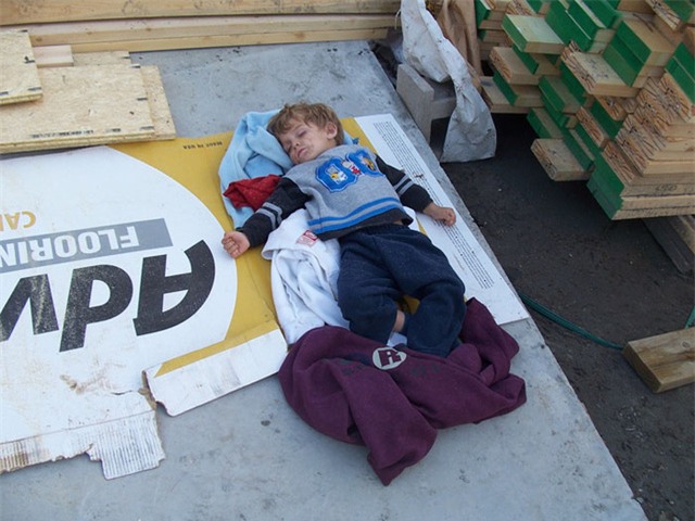 Cùng với khoản tiền 150.000 USD vay ngân hàng và một loạt video hướng dẫn trên Youtube, cả gia đình cùng hợp sức và đã xây được một ngôi nhà mơ ước.