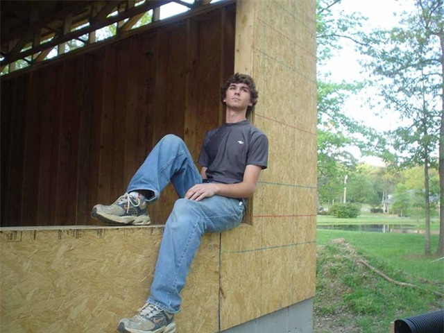 Họ học cách dựng khung một ngôi nhà.