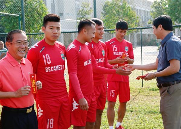 Các CLB V-League thưởng Tết: Kẻ cười, người khóc - Ảnh 1.