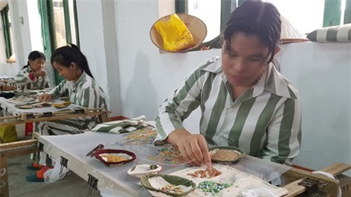 tinh mau tu trong trai giam - 3