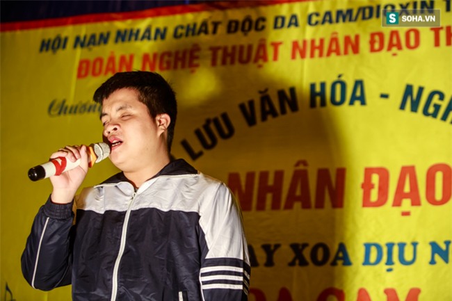 Vẫn chiếc áo cũ nhưng cuộc sống chàng trai khiếm thị song ca Mỹ Tâm đã ít nhiều thay đổi! - Ảnh 3.