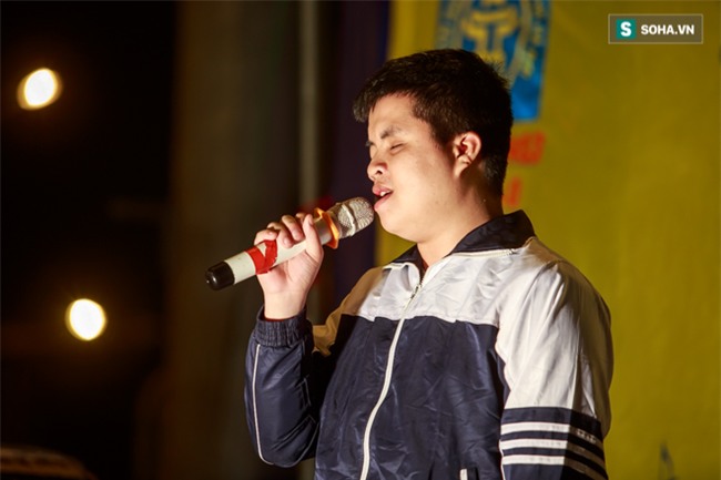 Vẫn chiếc áo cũ nhưng cuộc sống chàng trai khiếm thị song ca Mỹ Tâm đã ít nhiều thay đổi! - Ảnh 6.