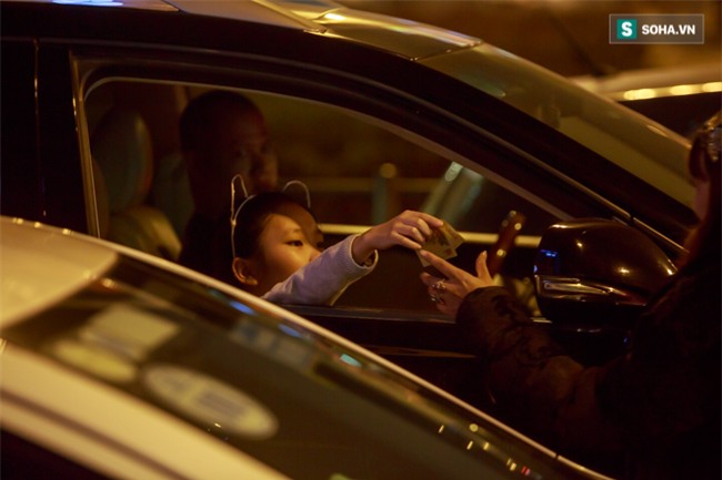 Vẫn chiếc áo cũ nhưng cuộc sống chàng trai khiếm thị song ca Mỹ Tâm đã ít nhiều thay đổi! - Ảnh 8.