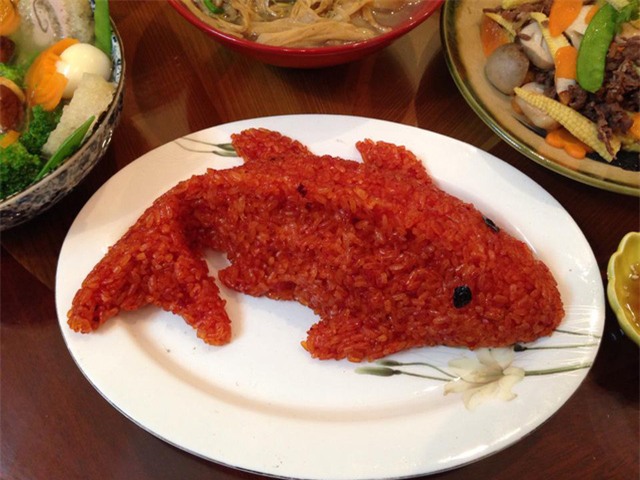 Mâm cỗ cũng ông Công ông Táo có đĩa xôi hình con cá như thế này sẽ thêm phần thi vị. Ảnh: I.T