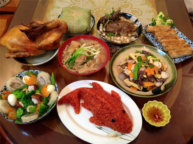 Hoặc bạn cũng có thể đặt mua qua mạng với giá giao động từ 50.000 đồng - 80.000 đồng 1 đĩa xôi hình cá này. Ảnh: I.T