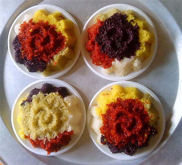 Cách là xôi ngũ sắc cúng ông Công ông Táo cũng cầu kỳ không kém xôi hoa đậu. Ảnh: I.T