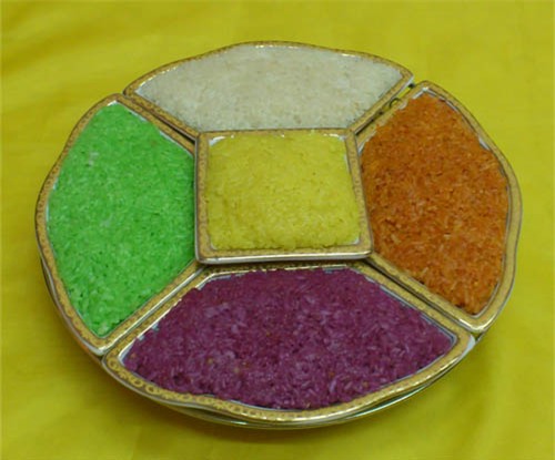 Bạn cũng có thể đặt mua những đĩa xôi đa màu sắc này với giá cả hợp lý (tùy theo lượng xôi muốn mua). Ảnh: I.T