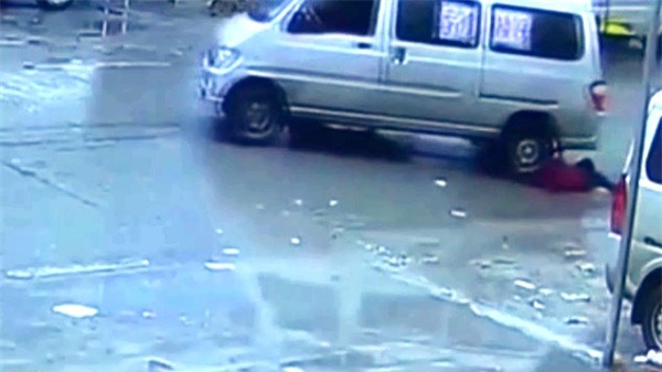 Cặp song sinh thoát chết thần kỳ sau khi bị xe hơi đè nghiến lên người - Ảnh 4.