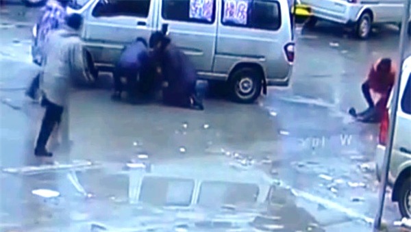 Cặp song sinh thoát chết thần kỳ sau khi bị xe hơi đè nghiến lên người - Ảnh 6.