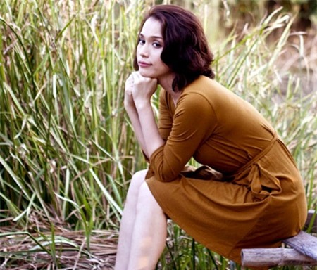 Hiện cô đang có cuộc sống bình yên ở trời Tây