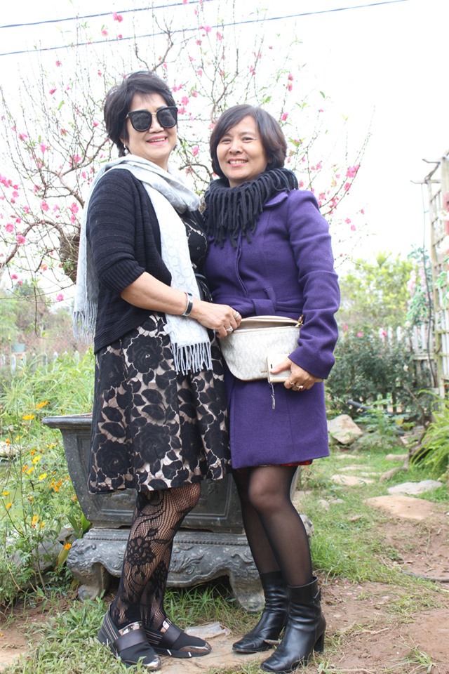 
Cô Hải Âu (Hà Nội) dẫn một người bạn từ Sài Gòn ra vườn đào để chụp ảnh kỉ niệm.
