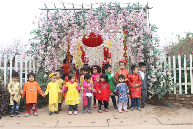Dù là ngày đầu tuần và thời tiết khá lạnh nhưng tại vườn đào Nhật Tân luôn nhộn nhịp khách chụp ảnh.